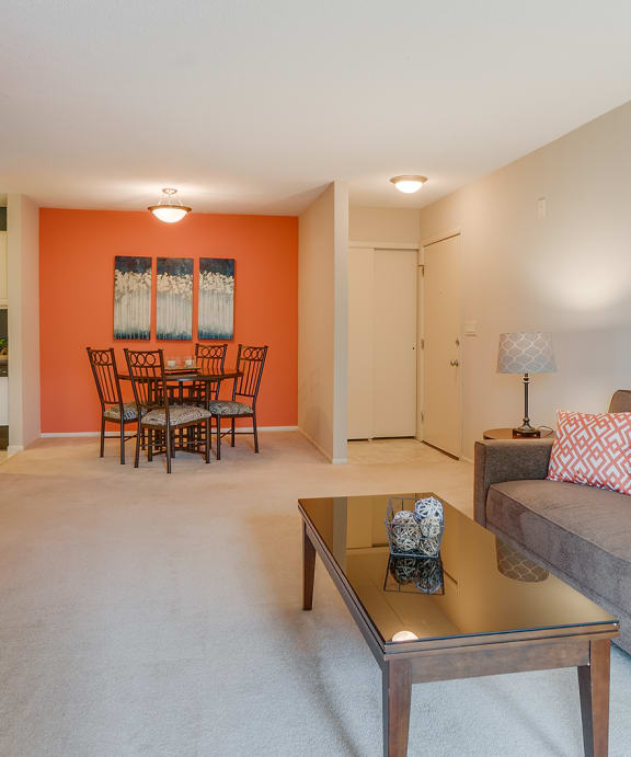 Woodland Pointe Apartments in Woodbury, MN